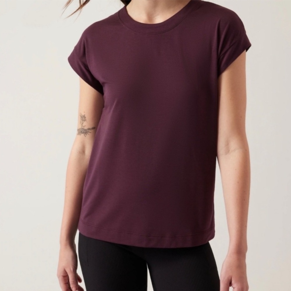 Athleta Practice Muscle Tee in Cabernet Purple Size Medium
